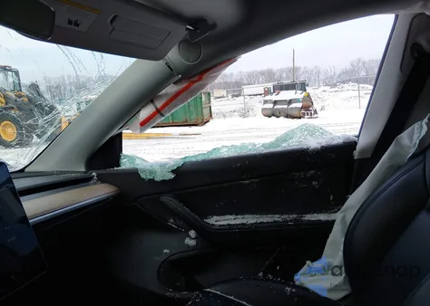 2022 Tesla Model Y Long Range Dual Motor All-Wheel Drive z USA, uszkodzony, nr VIN 7SAYGAEE0NF381904